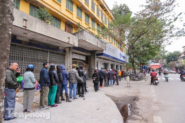 Khan hàng khẩu trang, dân Hà Nội lại xếp hàng dài mua như thời bao cấp ảnh 2