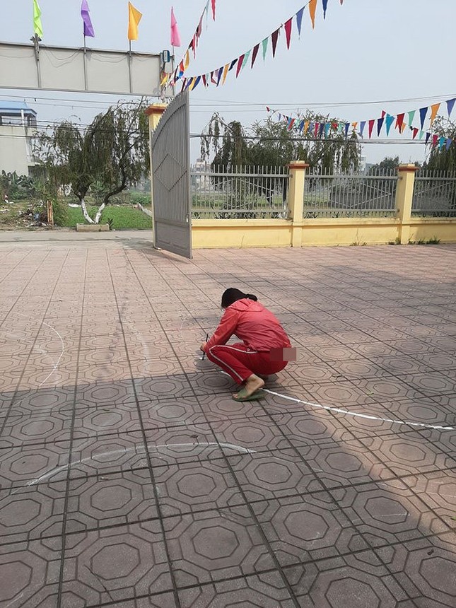 Sắp thi bằng lái xe máy, cô gái được bố mẹ dành tâm huyết vẽ vòng số 8 cho tập dượt ảnh 2