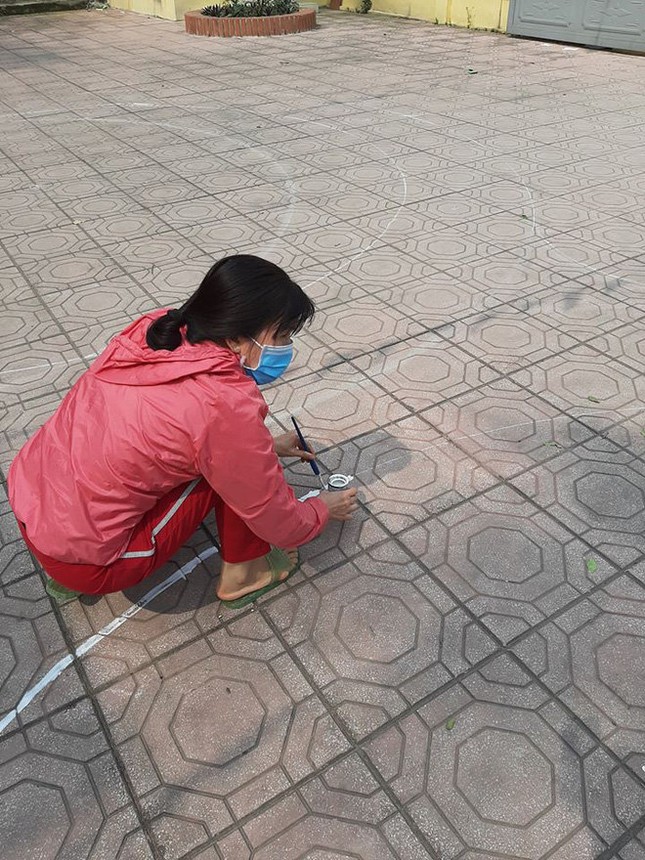 Sắp thi bằng lái xe máy, cô gái được bố mẹ dành tâm huyết vẽ vòng số 8 cho tập dượt ảnh 3