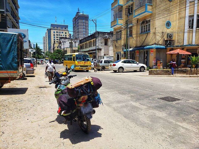 Chàng trai đặt chân đến châu Phi sau 995 ngày vòng quanh thế giới ảnh 3