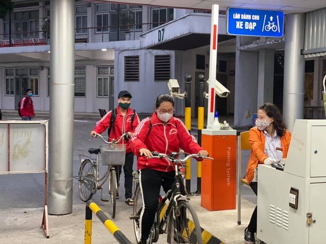 Sinh viên xếp hàng đo thân nhiệt trong ngày đầu trở lại trường ảnh 1