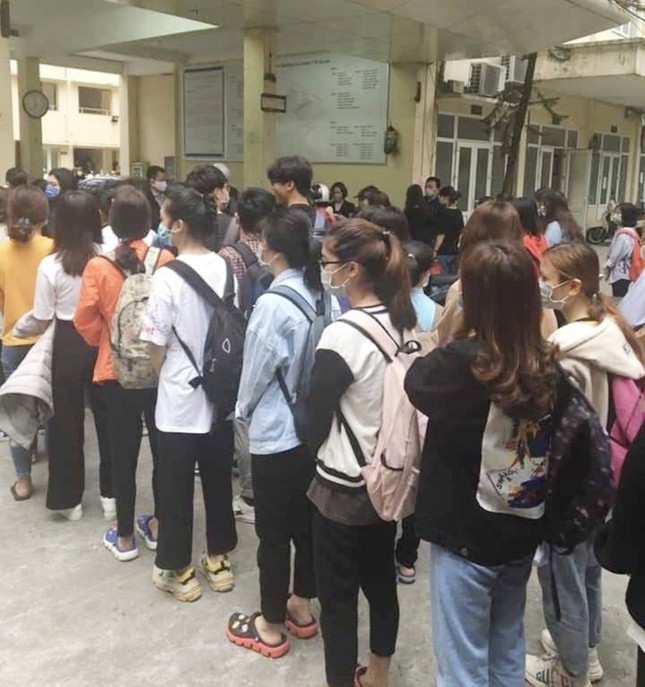 Sinh viên xếp hàng đo thân nhiệt trong ngày đầu trở lại trường ảnh 2