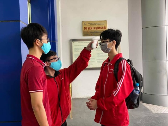 Sinh viên xếp hàng đo thân nhiệt trong ngày đầu trở lại trường ảnh 3