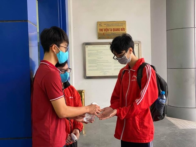 Sinh viên xếp hàng đo thân nhiệt trong ngày đầu trở lại trường ảnh 4