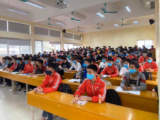 Sinh viên xếp hàng đo thân nhiệt trong ngày đầu trở lại trường ảnh 5