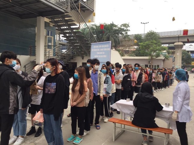 Sinh viên xếp hàng đo thân nhiệt trong ngày đầu trở lại trường ảnh 6
