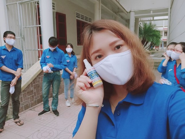 Sinh viên xếp hàng đo thân nhiệt trong ngày đầu trở lại trường ảnh 7