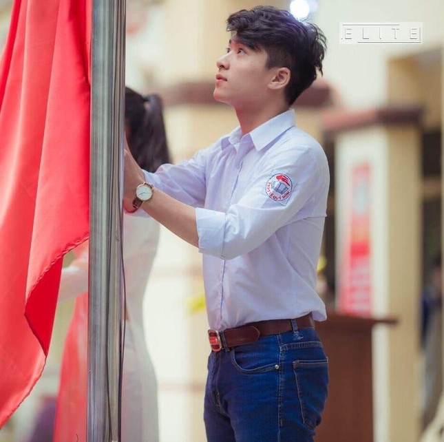 Hotboy kéo cờ khiến các bạn nữ thi nhau nhận là "thanh xuân năm 17 tuổi của tớ" ảnh 1