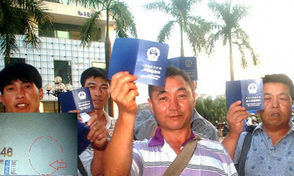 Đoàn khách du lịch Trung Quốc nhập cảnh vào Việt Nam tại cửa khẩu quốc tế Lào Cai chiều 23-11, trong số này có bốn hộ chiếu bị đóng dấu hủy vì có đường lưỡi bò