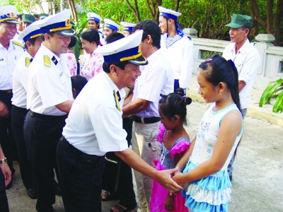 Phó Chính ủy Bộ Tư lệnh Vùng 4 Hải quân cùng đoàn công tác thăm người dân trên đảo