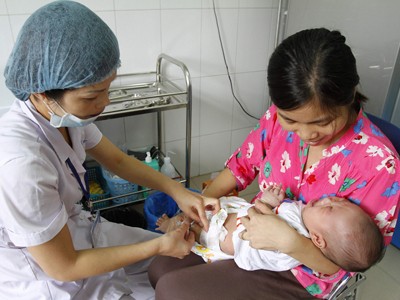 Bệnh nhi tiêm phòng tại Trung tâm Y tế dự phòng 70 Nguyễn Chí Thanh (Hà Nội) Ảnh: Ngọc Châu
