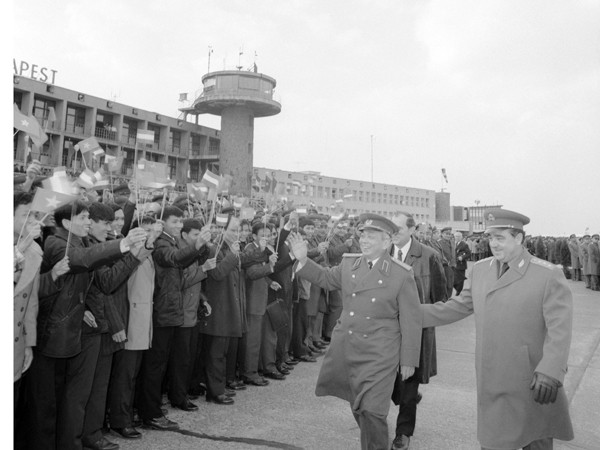 Ðại tướng Võ Nguyên Giáp trong chuyến thăm chính thức Hungary ngày 7-4-1977. Người đón ông tại Phi trường Quốc tế Budapest là Thượng tướng Czinege Lajos, Bộ trưởng Bộ Quốc phòng Hungary