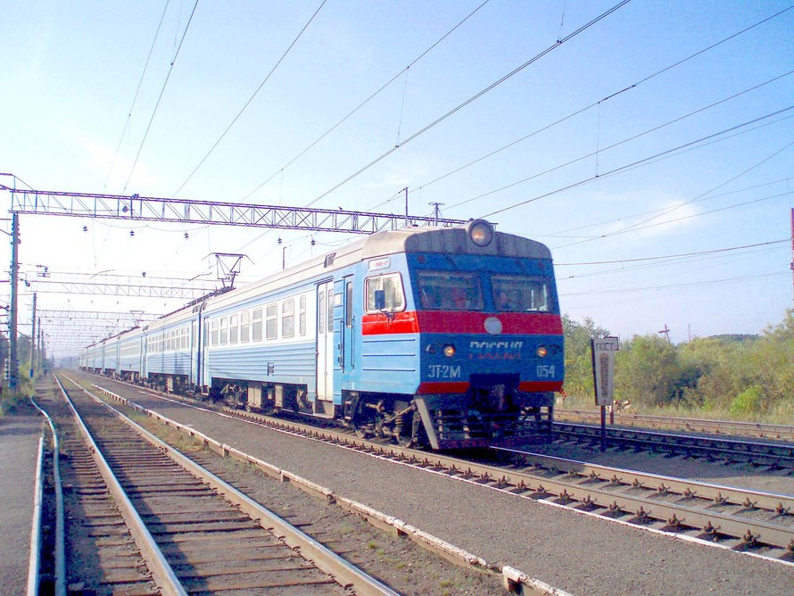 Đường sắt đôi khổ 1,435m với đầu tàu chạy điện có thể đạt vận tốc 200km/h. Ảnh chụp tại gia Tyumen (Siberia, Nga). Ảnh: Hải Hà