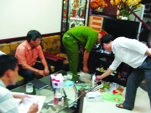 Theo TS Nguyễn Minh Phong, các vụ vỡ nợ tín dụng đen vẫn tiếp tục (trong ảnh khám xét nhà của chủ nợ Phạm Thị Chinh ở quận Cầu Giấy, Hà Nội. Ảnh: Lê Dương