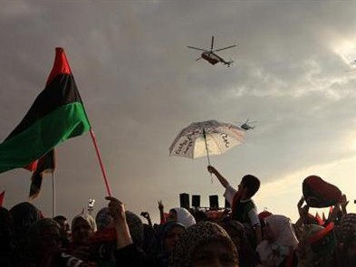 Người dân tại thành phố Benghazi. Ảnh: Reuters