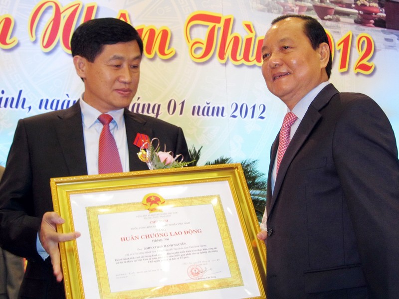 Ủy viên Bộ Chính trị, Bí thư Thành ủy TPHCM Lê Thanh Hải trao Huân chương lao động hạng hai cho ông Johnathan Hạnh Nguyễn. Ảnh: Hữu Vinh