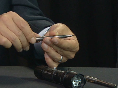 Vũ khí ám sát là hai cây bút và một đèn pin có hình dáng thông thường. Ảnh: CNN