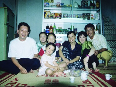 Vợ chồng GS.Ito Tetsuji (từ phải sang) và chị Mên