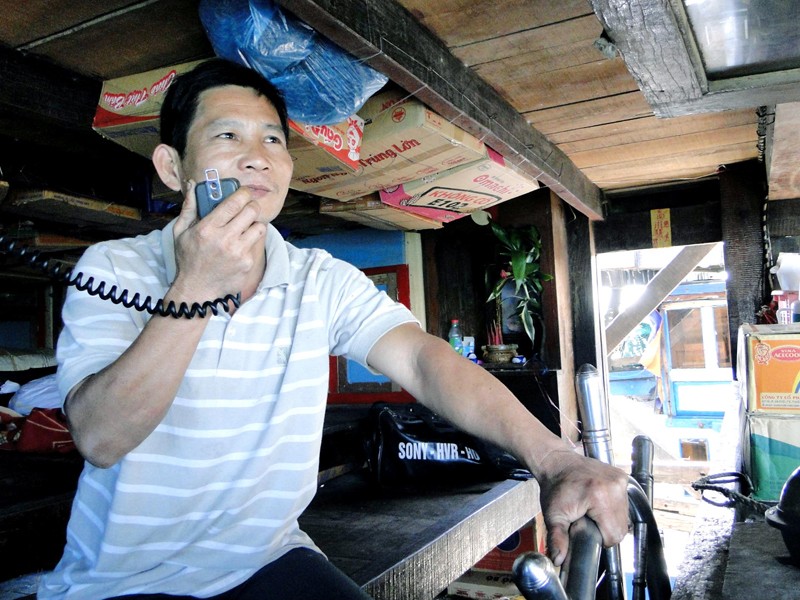 Thuyền trưởng Dương Thành Minh với chiếc Icom vẫn hát cho ngư dân nghe những đêm câu mực Ảnh: Hải Anh