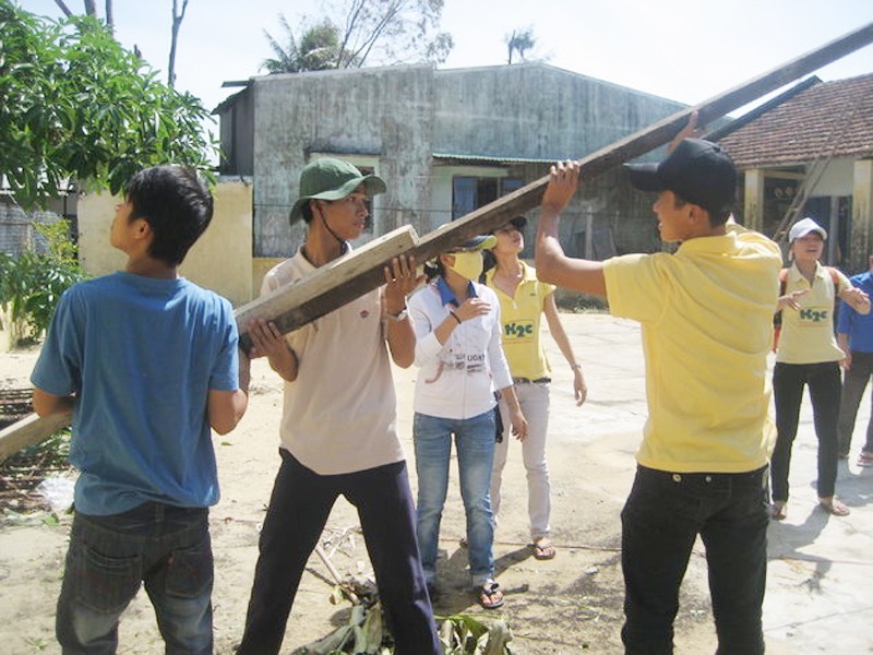TNV ở Quảng Nam giúp dân sửa nhà sau bão