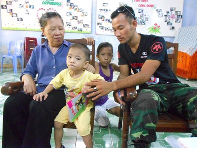 Thành 'khờ' xuyên Việt làm từ thiện