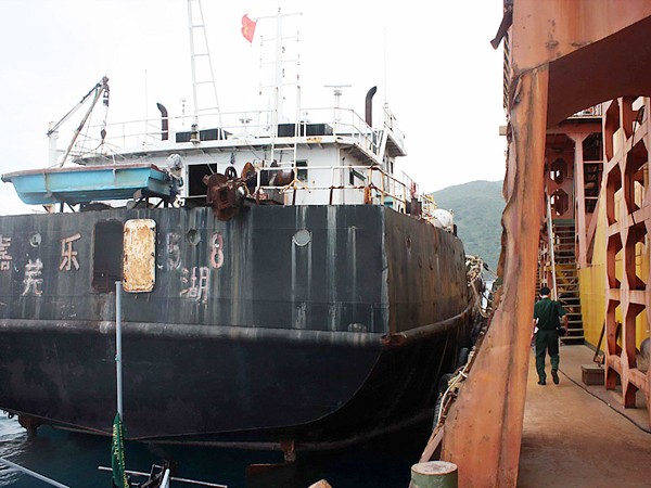 Hai tàu lạ neo đậu trái phép tại Nha Trang