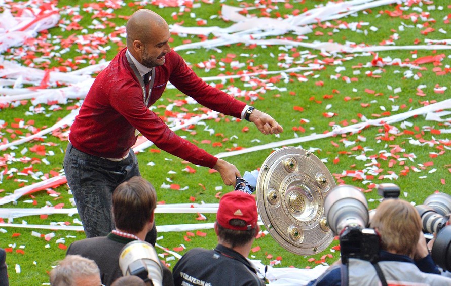 Pep đánh rơi chiếc đĩa bạc trong lễ ăn mừng cùng Bayern