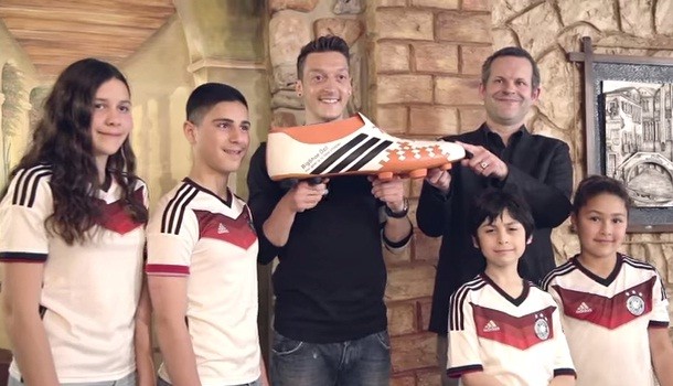 Ozil được tặng giày có khắc tên BigShoe, tổ chức từ thiện mà anh đang tài trợ.