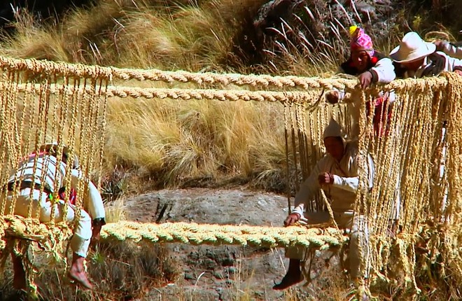 Cầu treo đan bằng cỏ trên vách núi ở Peru