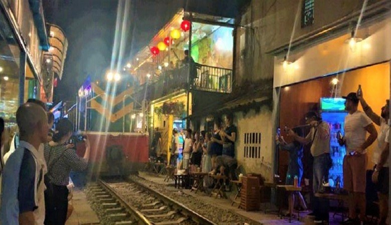 Video: Du khách liều mình uống cà phê, chụp ảnh ngay sát đường ray tàu ở Hà Nội