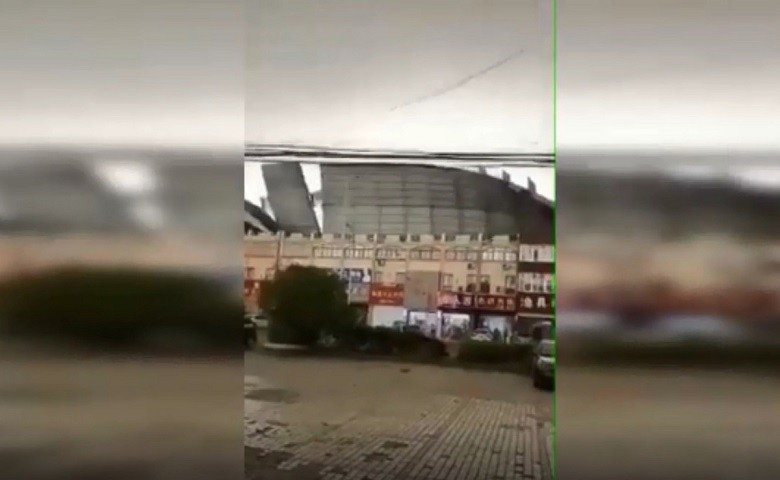 Gió mạnh khiến tòa nhà tốc mái, ôtô rơi xuống sông ở Trung Quốc