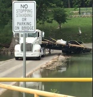 Container lọt bánh xe xuống sông nhưng tài xế vẫn cố chấp chạy qua
