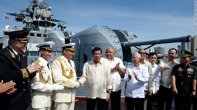 Tổng thống Philippines Rodrigo Duterte trên một tàu chống ngầm của Nga hôm 6/1//2017. (Ảnh: CNN)