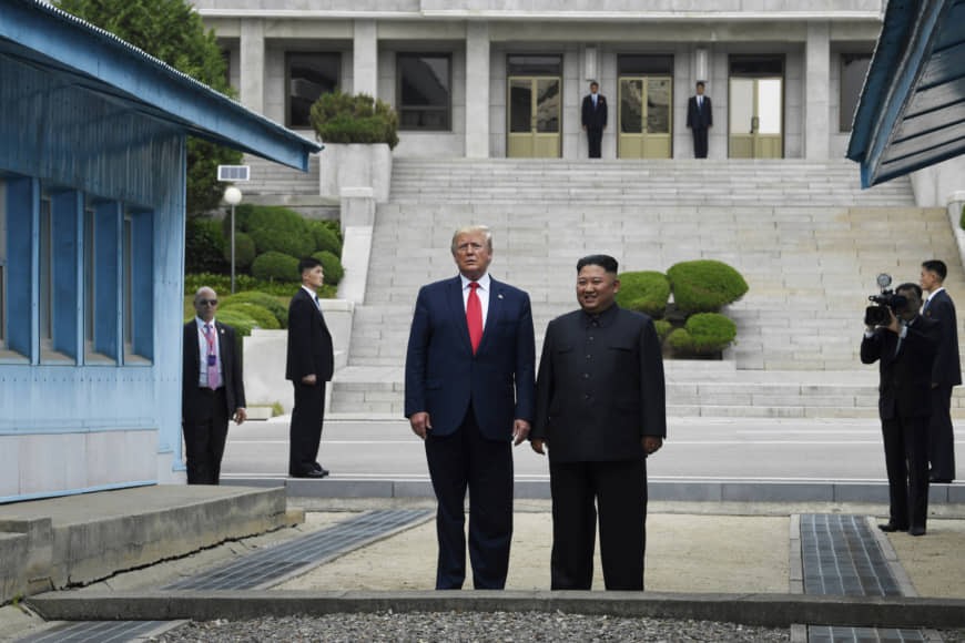 Tổng thống Mỹ Donald Trump và Chủ tịch Triều Tiên Kim Jong Un chụp ảnh nhân chuyến thăm bất ngờ của ông Trump đến DMZ hôm 30/6. (Ảnh: Reuters)