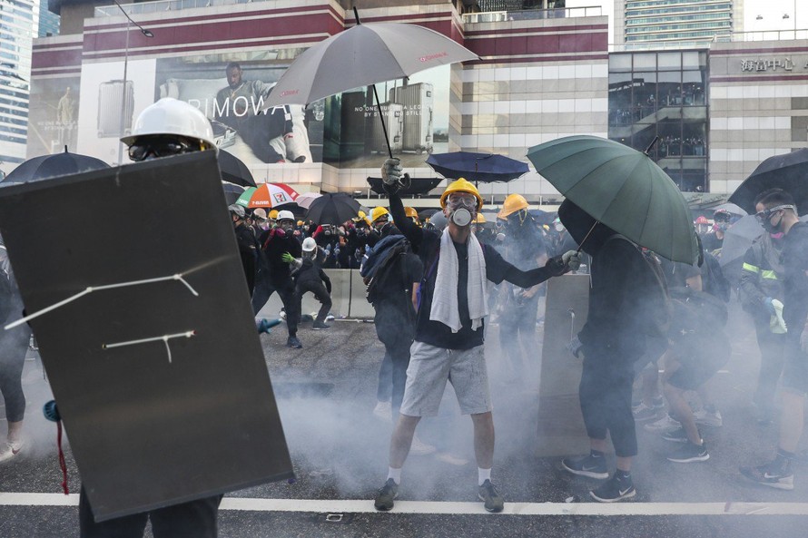 Cảnh sát bắn hơi cay vào người biểu tình hôm 5/8. (Ảnh: SCMP)