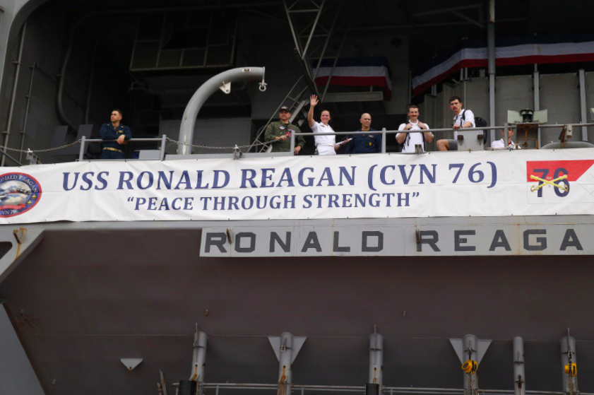 Tàu sân bay Mỹ USS Ronald Reagan với khẩu hiệu "Hoà bình nhờ sức mạnh" khi cập cảng Manila, Philippines. (Ảnh: AP)
