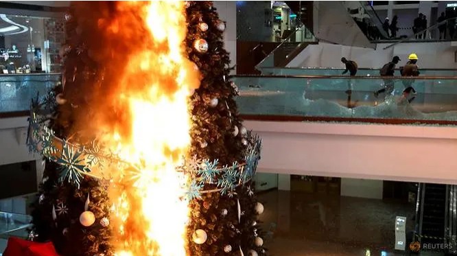 Cây thông Noel trong một trung tâm thương mại ở Hong Kong bị đốt cháy hôm 12/11. (Ảnh: Reuters)