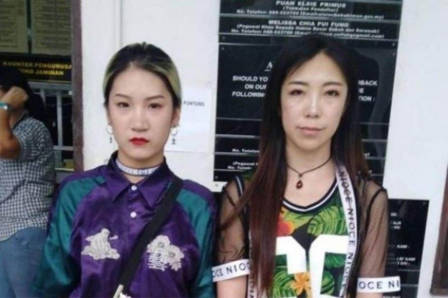 Hai nữ du khách Trung Quốc bị đuổi về nước sau khi nhảy múa trước một ngôi đền ở Malaysia. (Ảnh: SCMP)