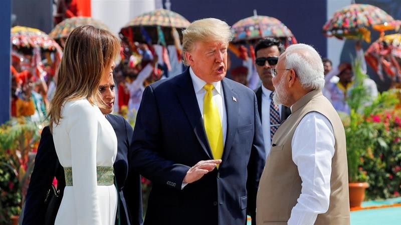 Tổng thống Mỹ Donald Trump và Phu nhân nói chuyện với Thủ tướng Ấn Độ Narendra Modi khi đáp xuống Ahmedabad. (Ảnh: Reuters)