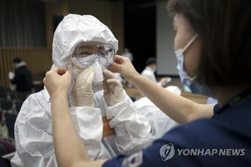 Nhân viên tại Trung tâm y tế Seoul mặc đồ phòng hộ. (Ảnh: Yonhap)