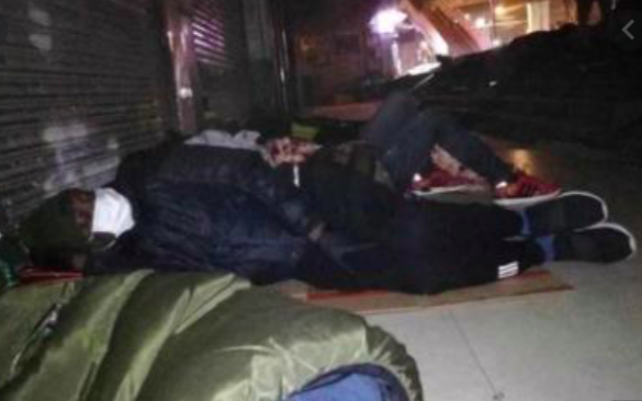 Một hình ảnh người châu Phi phải ngủ trên phố ở Quảng Châu được đưa lên mạng trong mấy ngày qua. (Ảnh: CNN)