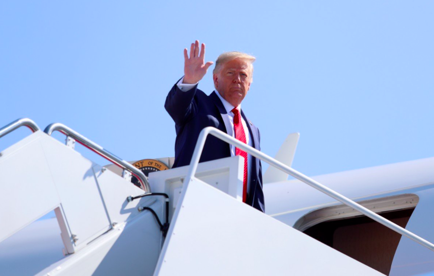 Ông Trump lên chiếc Không lực một từ sân bay Andrews, bang Maryland hôm 17/8. (Ảnh: Reuters)