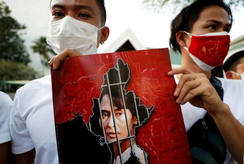 Người Myanmar biểu tình trước tòa nhà Liên Hợp quốc ở Thái Lan để phản đối cuộc đảo chính. (Ảnh: Reuters)