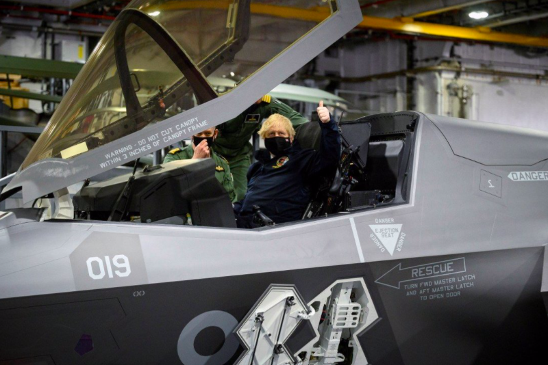 Thủ tướng Anh Boris Johnson ngồi trong một chiếc tiêm kích trong chuyến thăm tàu sân bay HMS Queen Elizabeth ở miền nam nước Anh ngày 21/5. (Ảnh: Reuters)