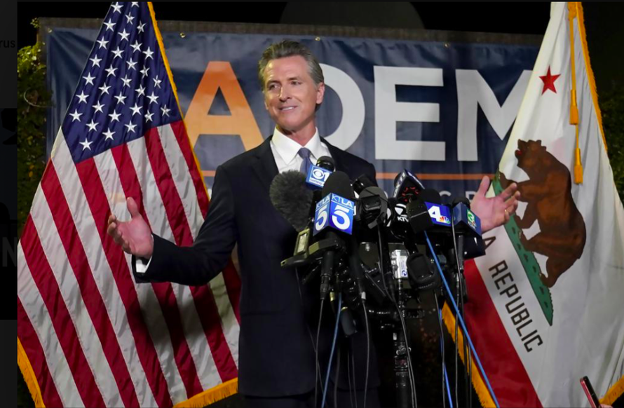 Chú thích ảnh: Thống đốc California Gavin Newsom phát biểu trước các phóng viên sau khi chiến thắng trong cuộc bầu cử được tổ chức nhằm bãi nhiệm ông. (ảnh: AP)