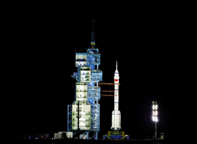 Tên lửa Trường Chinh-2F đưa tàu vũ trụ Thần Châu-13 bay lên từ Trung tâm Vệ tinh Jiuquan. (Ảnh: Reuters)