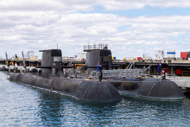 Hai tàu ngầm lớp Collins của Úc tại căn cứ hải quân ở TP Perth. (Ảnh: EPA)