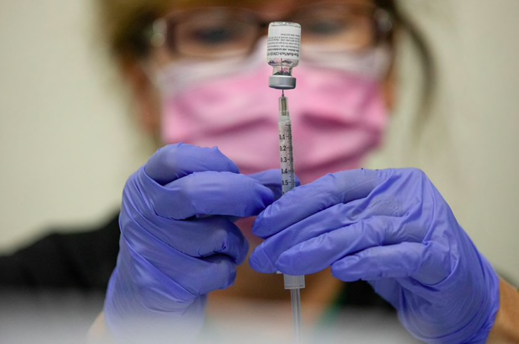 Một y tá đang chuẩn bị mũi tiêm vắc xin COVID-19. (Ảnh: Reuters)