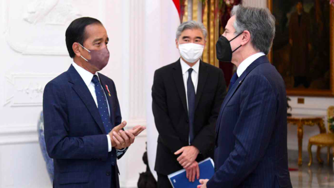 Tổng thống Indonesia Joko Widodo (trái) trong cuộc tiếp Ngoại trưởng Mỹ Antony Blinken (phải)