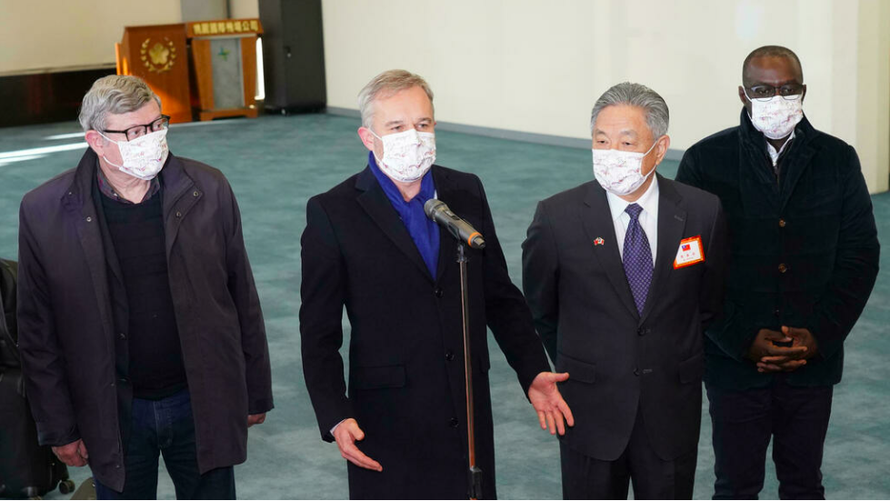 Nghị sĩ Pháp Francois de Rugy (thứ hai từ trái sang) phát biểu khi vừa dẫn đoàn đến sân bay quốc tế Đào Nguyên, Đài Loan (Trung Quốc), ngày 15/12